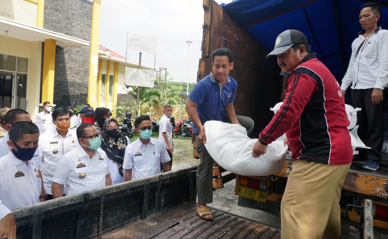 8.573 Sembako Disebar Dihari Keempat, Sulpakar Bagikan di Kecamatan Kalianda