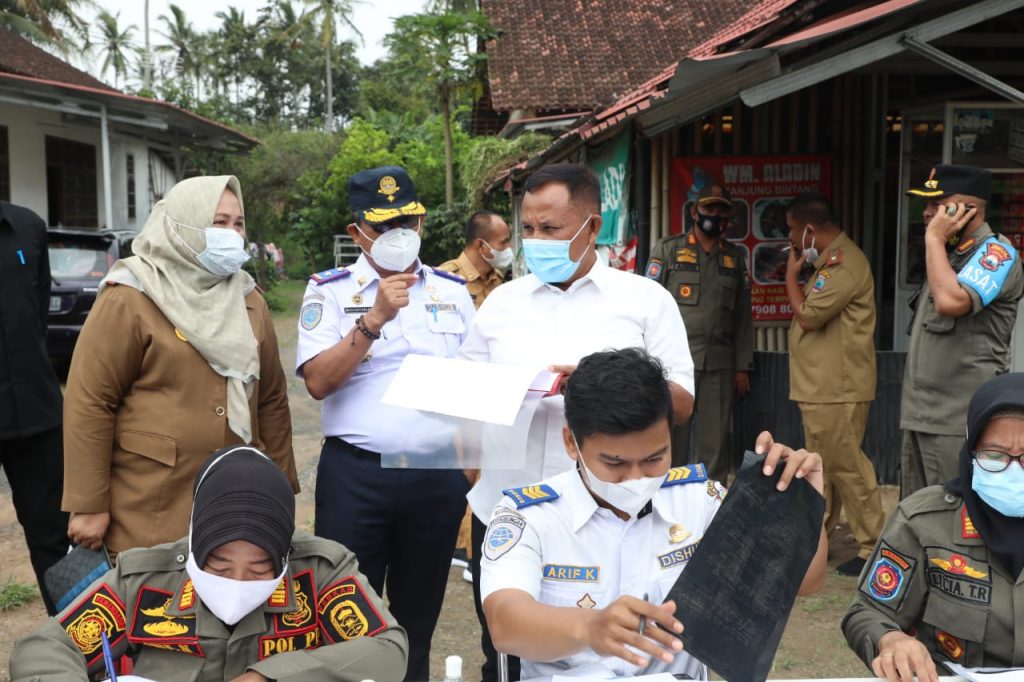 Bupati Nanang Tinjau Jalan Rusak Desa Serdang dan Ajak Masyarakat Setempat Peduli Lingkungan