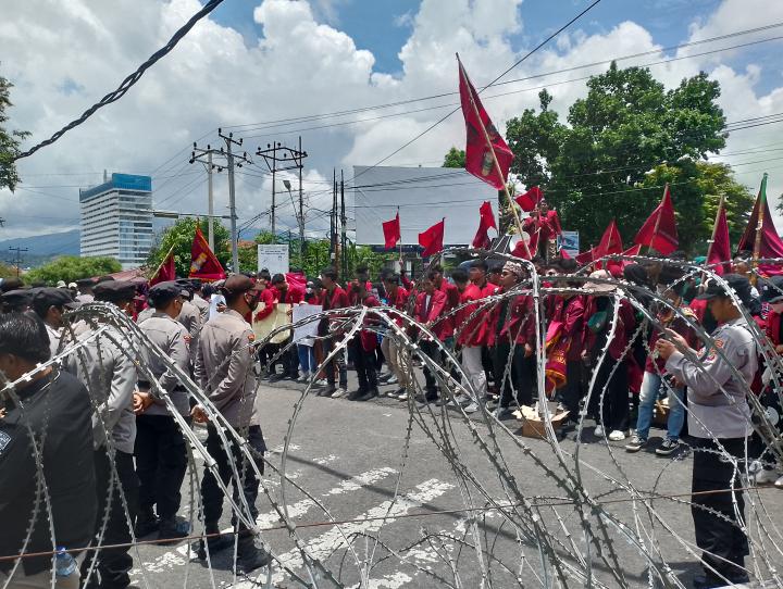 Kembali, Gedung DPRD Provinsi Lampung Digeruduk Mahasiswa