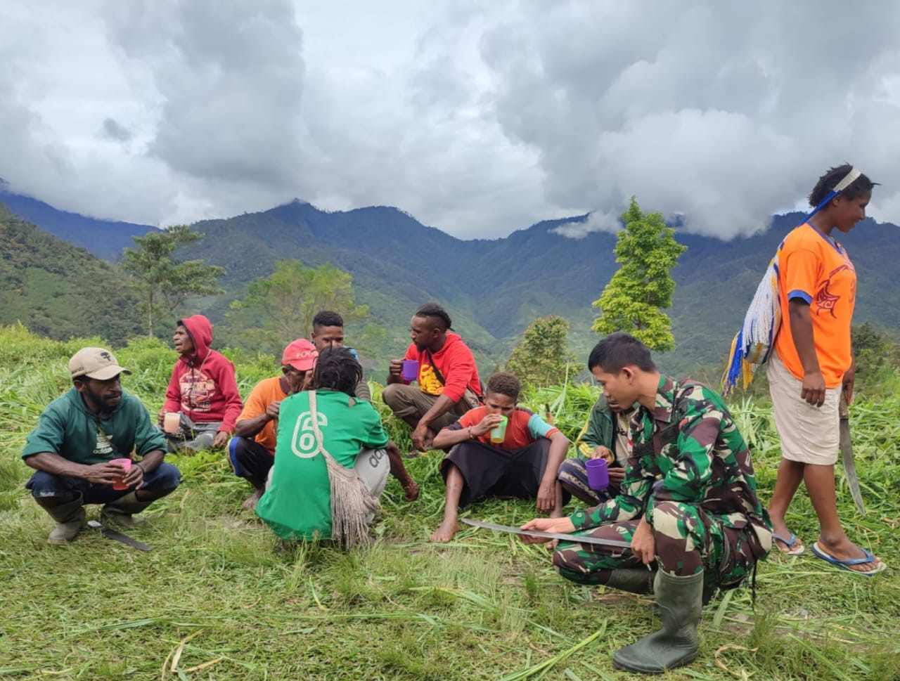 Sambut Natal Satgas Yonif 143/TWEJ Ajak Warga Perbatasan RI Bersihkan Lingkungan