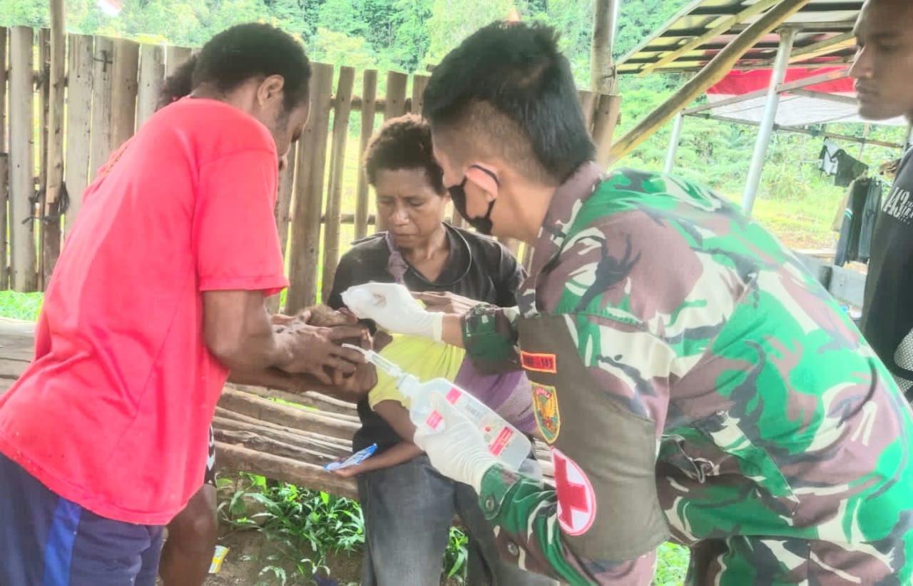 Mengetahui Balita Demam dan Infeksi Di Pedalaman Papua, Satgas Yonif 143/TWEJ Cepat Ambil Tindakan Medis