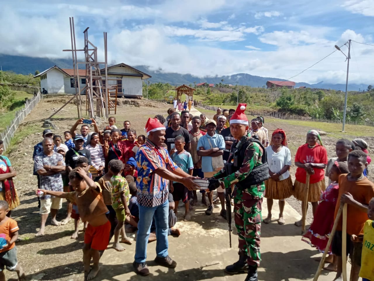 Bakar Batu Warnai Natal Satgas Yonif 143/TWEJ Bersama Masyarakat Papua