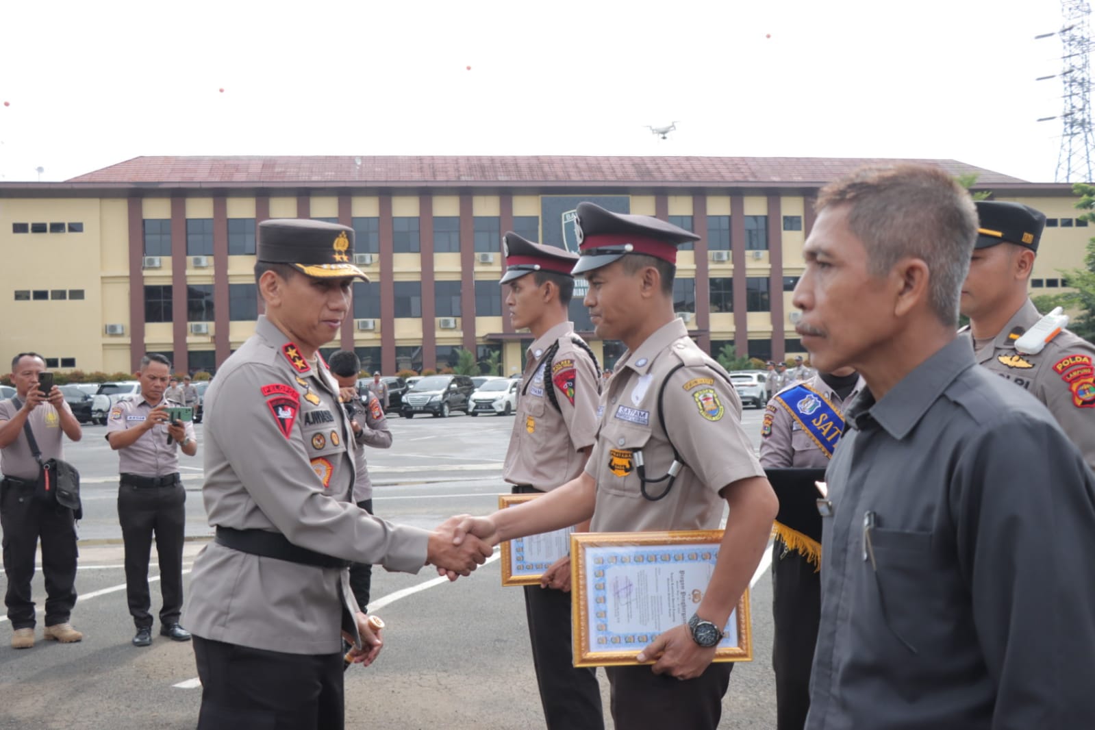 Kapolda Lampung Pimpin Upacara HUT Satpam Ke-42, Beri Penghargaan Pada Satpam Berprestasi