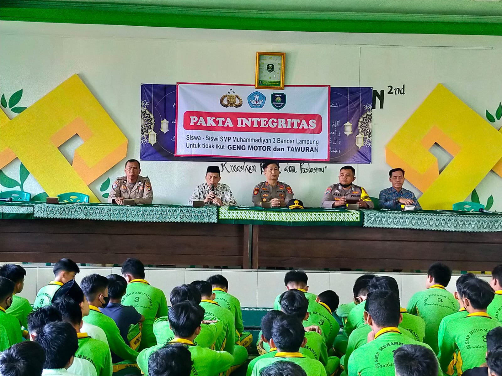 Cegah Kenakalan Remaja, Kapolsek Kedaton Pimpin Penandatangan Pakta Integritas di SMP Muhammadiyah 3 Bandar Lampung