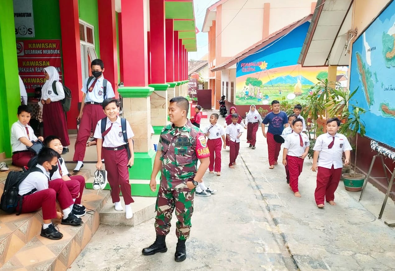 Cegah Tindak Kejahatan, Dandim 0410/KBL Kerahkan Babinsa Penjagaan Pelajar Di Tiap Sekolah