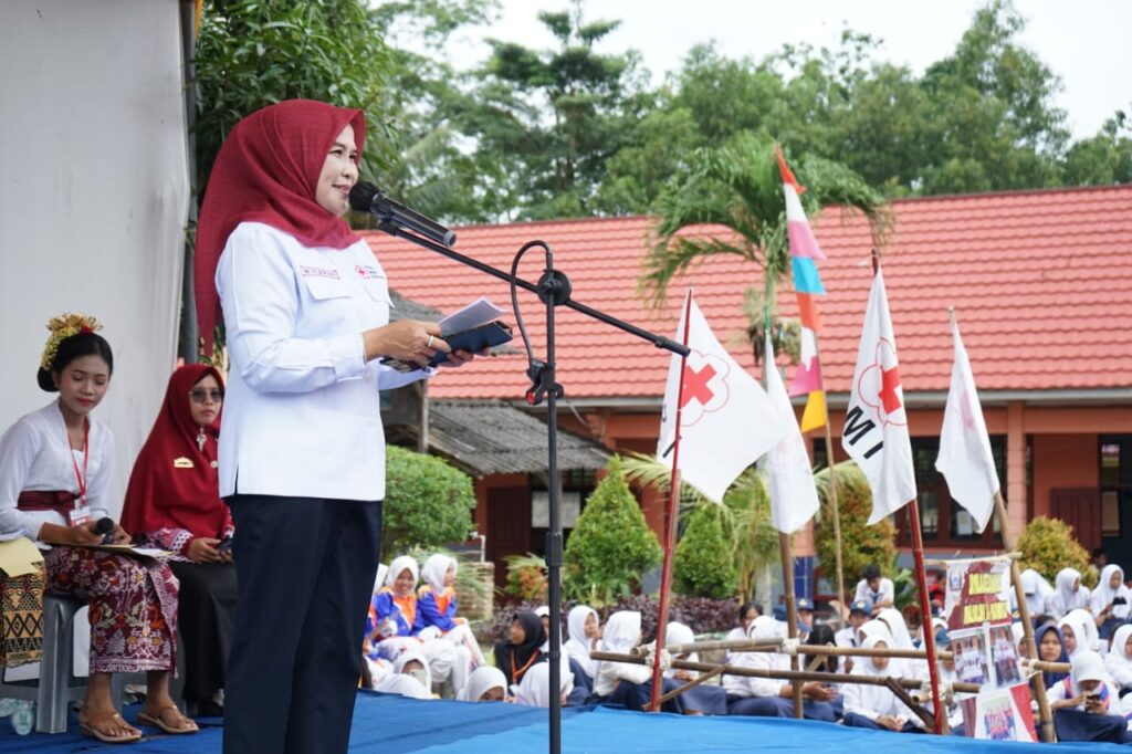 Buka Pelatihan Dasar PMR Gabungan Tingkat Madya, Bunda Winarni : Pelatihan PMR Dapat Mendorong Siswa Memiliki Keterampilan, Kemampuan dan Kepedulian Tinggi Kepada Masyarakat