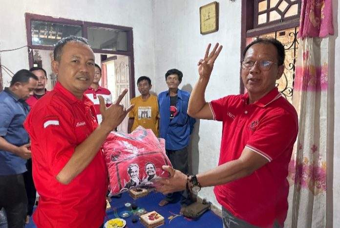 Gaspol, Mingrum Gumay Bagikan Kaos Ganjar Mulai Dari PAC Hingga Ranting