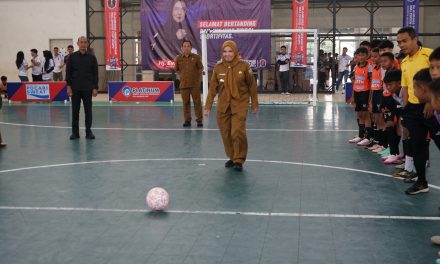 Hj. Eva Dwiana Membuka Perlombaan Futsal Walikota Cup Bandar Lampung Tahun 2024