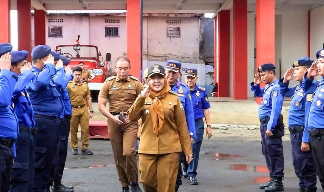 Walikota Bandar Lampung Hj. Eva Dwiana Memberikan Pengarahan Apel pada Jajaran Pegawai Dinas Pemadam Kebakaran (Damkar) Kota Bandar Lampung