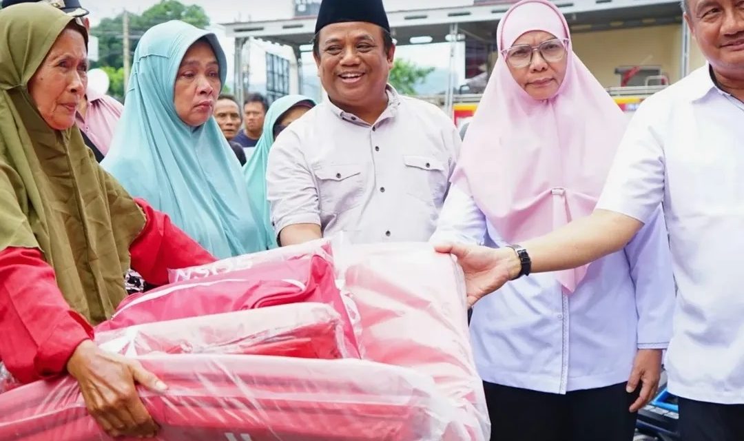 Pemerintah Kota Bandar Lampung Menyalurkan Bantuan Bagi Korban Banjir yang Terjadi Jumat lalu, Bantuan Disalurkan Melalui Camat dan Lurah